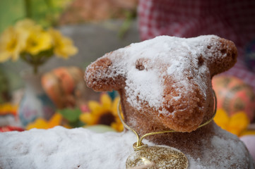 agneau pascal en gateau sur une table décorée  