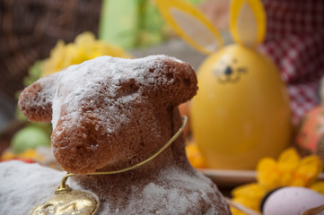 agneau pascal en gateau sur une table décorée 