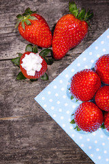 Erdbeeren und Sahne, Sojasahne oder pflanzlich für vegane Ernährung