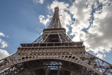 Fototapeta na wymiar Eiffel tower view from bottom