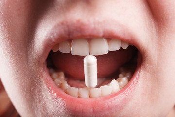 Naklejka premium Pills in hand close up