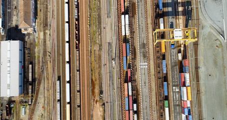 Obraz premium train de marchandise et voie ferrée en vue arérienne 