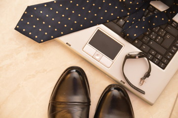 notebbok scarpe orologio cravatta moda uomo e tecnologia