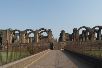 Fototapeta na wymiar Величественные арки усыпальницы Барах Каман в городе Биджапур штата Карнатака в Индии 