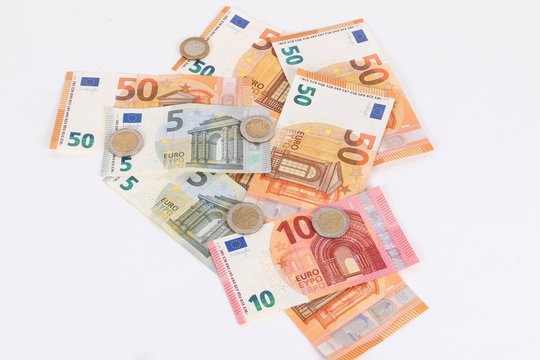 verschiene euroscheine und m&uuml;nzen liegen im studio auf einem haufen