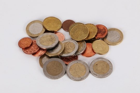 verschiedene Eurom&uuml;nzen liegen auf einem Haufen im Studio