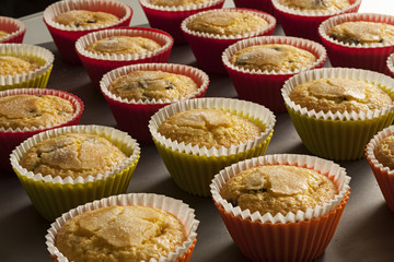 Magdalenas caseras con chocolate en moldes de silicona de colores.