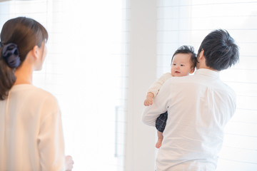 ママを見つめる赤ちゃん