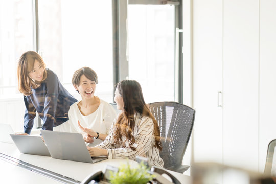 「楽しい職場」の画像 - 7,339 件の Stock 写真、ベクターおよびビデオ | Adobe Stock