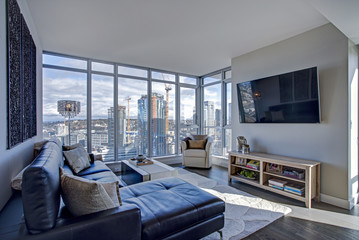 Light filled family room with panoramic view of Seattle - obrazy, fototapety, plakaty