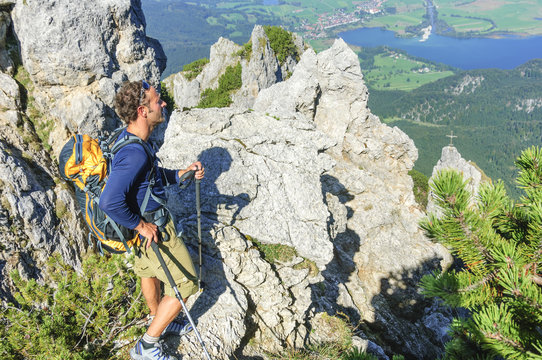Wanderer genießt den Ausblick auf das bayrische Oberland am Kochelsee