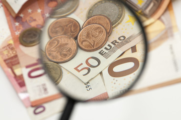 Monedas y billetes de euro vistos desde lupa