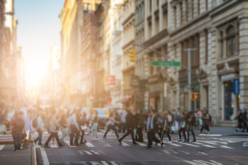 Obraz premium Anonimowy tłum ludzi idących przez skrzyżowanie w SoHo w Nowym Jorku