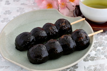 黒ごまの串だんご