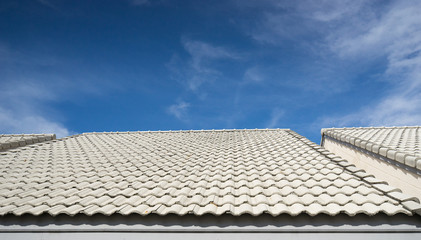 Fototapeta na wymiar white roof house on blue sky and cloud