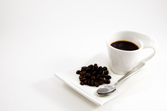 white background coffee cup with coffee beans placed on white floor. image for copy space, food, drink, isolated, cafe, beverage, business concept