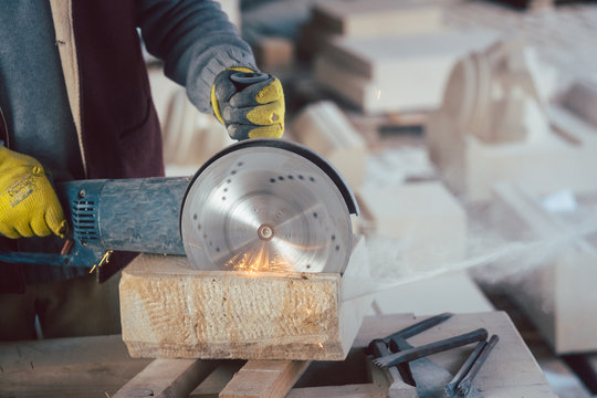 Steinmetz schneidet Stein mit der Steins&auml;ge