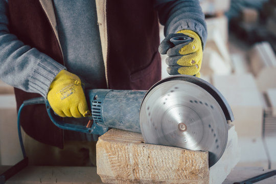 Steinmetz schneidet den Stein zu 