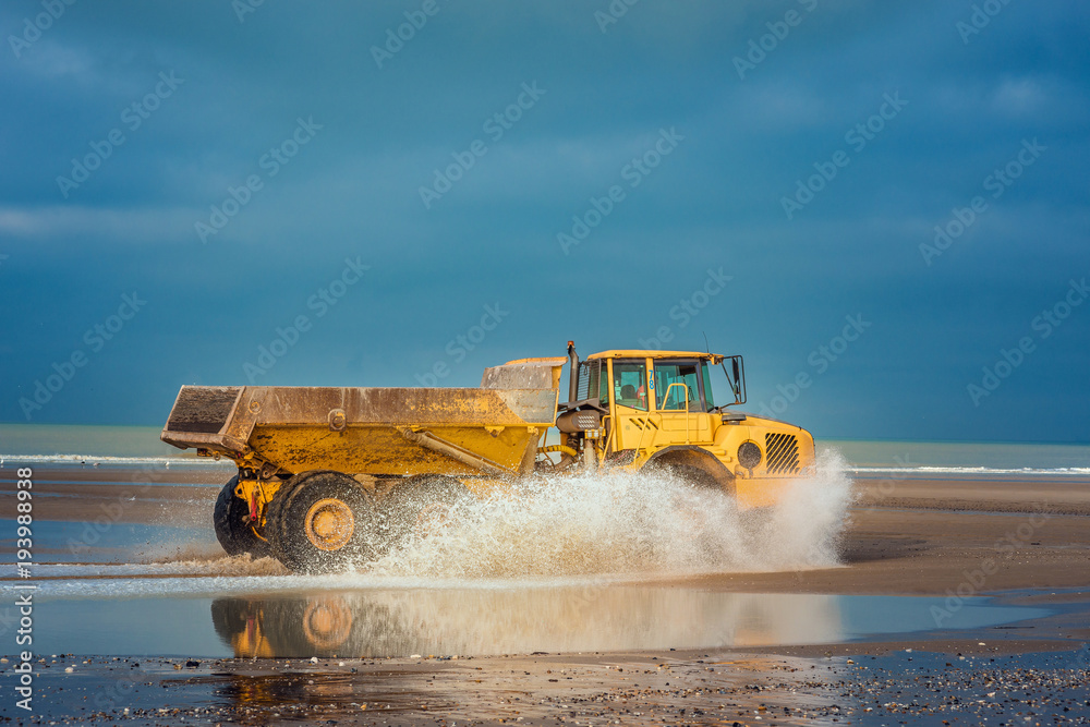 Wall mural camion de chantier dans l'eau