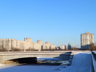 Obraz premium snow-covered coast on a winter day