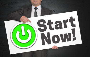 Start Now Plakat wird von Geschäftsmann gehalten