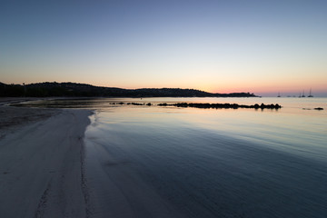 Fototapeta na wymiar coucher de soleil sur la plage de santa giulia, corse