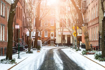 Fotobehang Zonlicht schijnt op besneeuwde straat in Greenwich Village Manhattan New York City © deberarr
