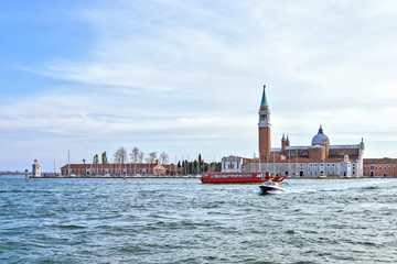 Naklejka premium Daylight view to boats cruising on water