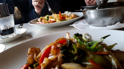 Zwei Vietnamesische Garnelen Gerichte bei Mittagspause im Restaurant