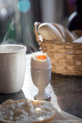 Wachsweich gekochtes , dampfendes Ei zum Frühstück im Sonnenschein