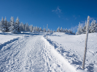 Fototapeta na wymiar Sudety - piękny słoneczny zimowy dzień w górach.