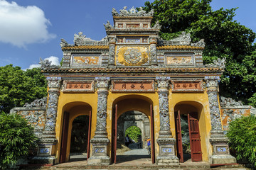 Obraz premium door in the imperial Hue citadel, patrimony of the humanity, in Vietnam.