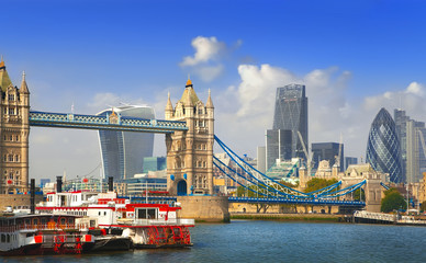 Obraz premium Famous London Tower Bridge over the River Thames with modern London cityscape background