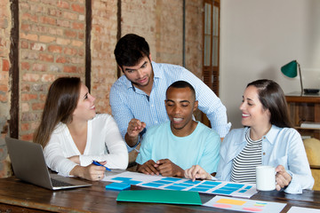 Engagiertes Startup Team bei der Arbeit