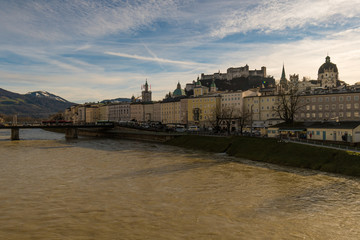 Fototapeta premium Die Stadt Salzburg in Österreich an einem Tag im Winter