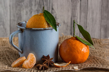 Mandarinen und mit einem grünen Blatt im emaillierten Topf