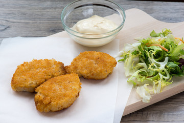 Куриные наггетсы с сырным соусом и салатом