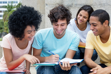 Gruppe Studenten bereitet sich auf Prüfung vor