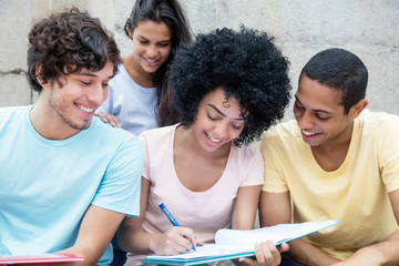 Vier internationale Studenten beim Lernen