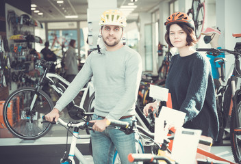 Fototapeta na wymiar pair in helmet standing with bike