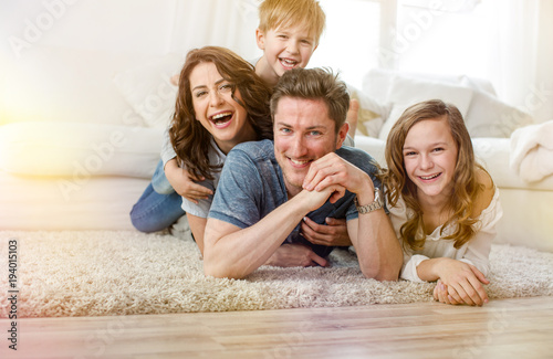 "Familie liegt zu hause im Wohnzimmer" Stockfotos und lizenzfreie