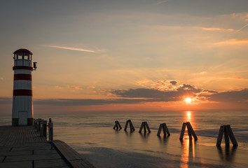 Leuchtturm im Abendrot