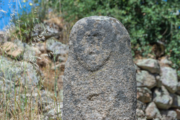 Menhir mit Gesicht in Filitosa auf der Insel Korsika