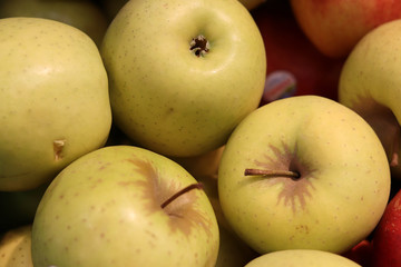 Manzanas verdes en fruteria
