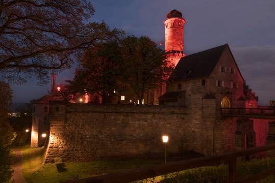 zum Spiel der Brose Baskets rot beleuchtet