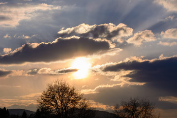 Fototapeta na wymiar Sonne am himmel mit wolken - frühling mit sonnenuntergang