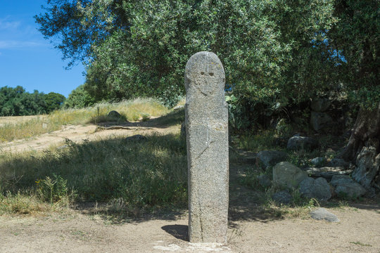 Menhir mit Gesicht in Filitosa auf der Insel Korsika