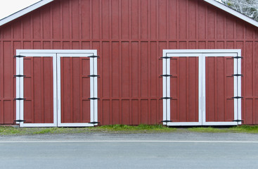 Obraz na płótnie Canvas Red barn with doors