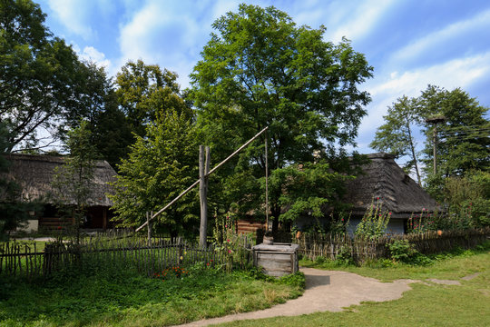 wiejska zagroda z żurawiem (studnia)