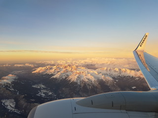 Flugreise über den Alpen 